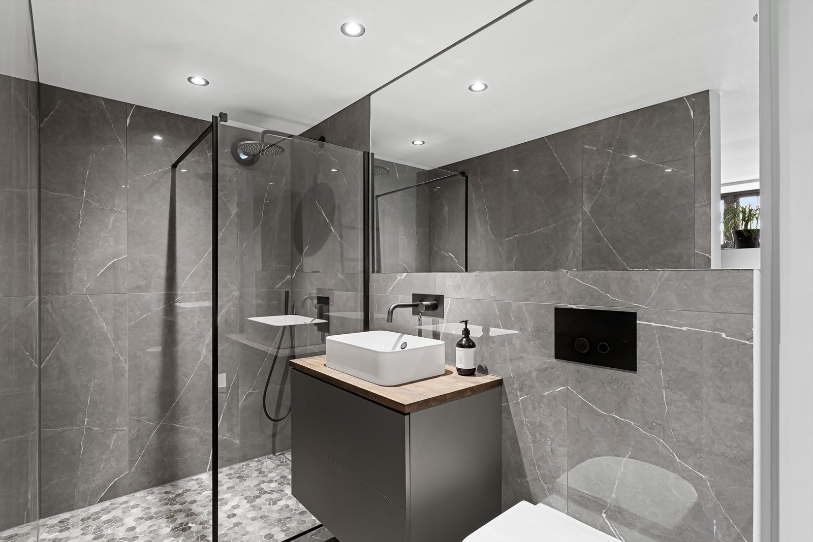 Lekkert og påkostet bad i kjeller fra 2022. Galleribilde