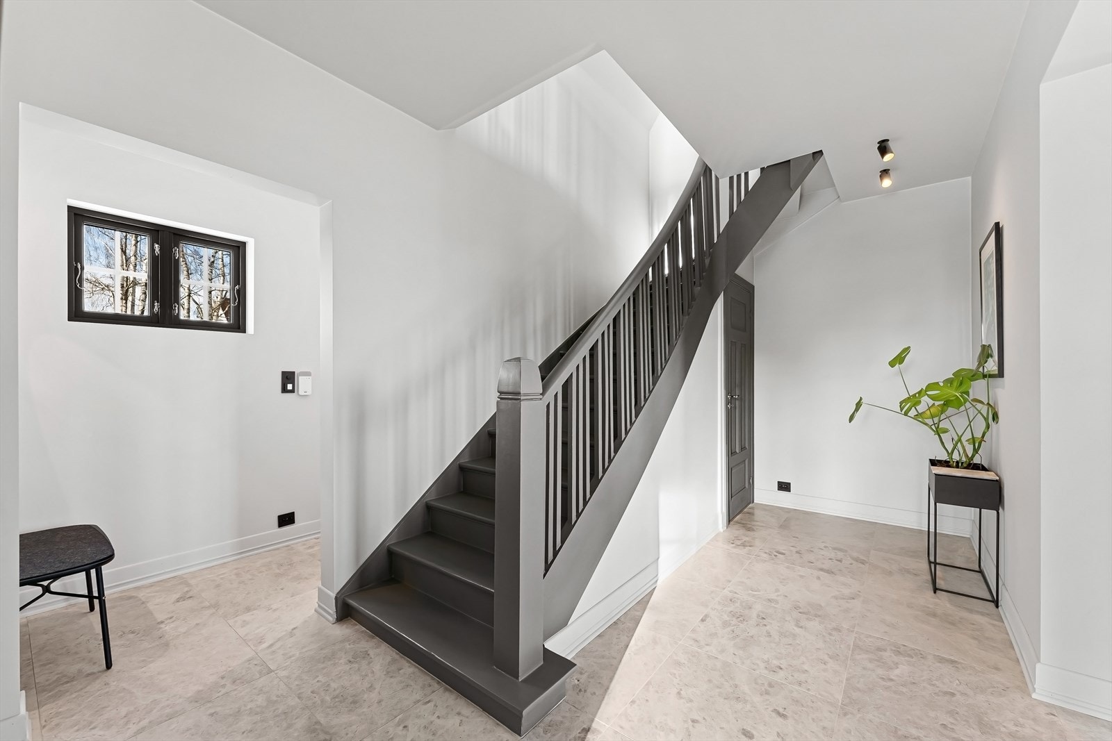 Trapperom/gang i 1. etasje. Galleribilde