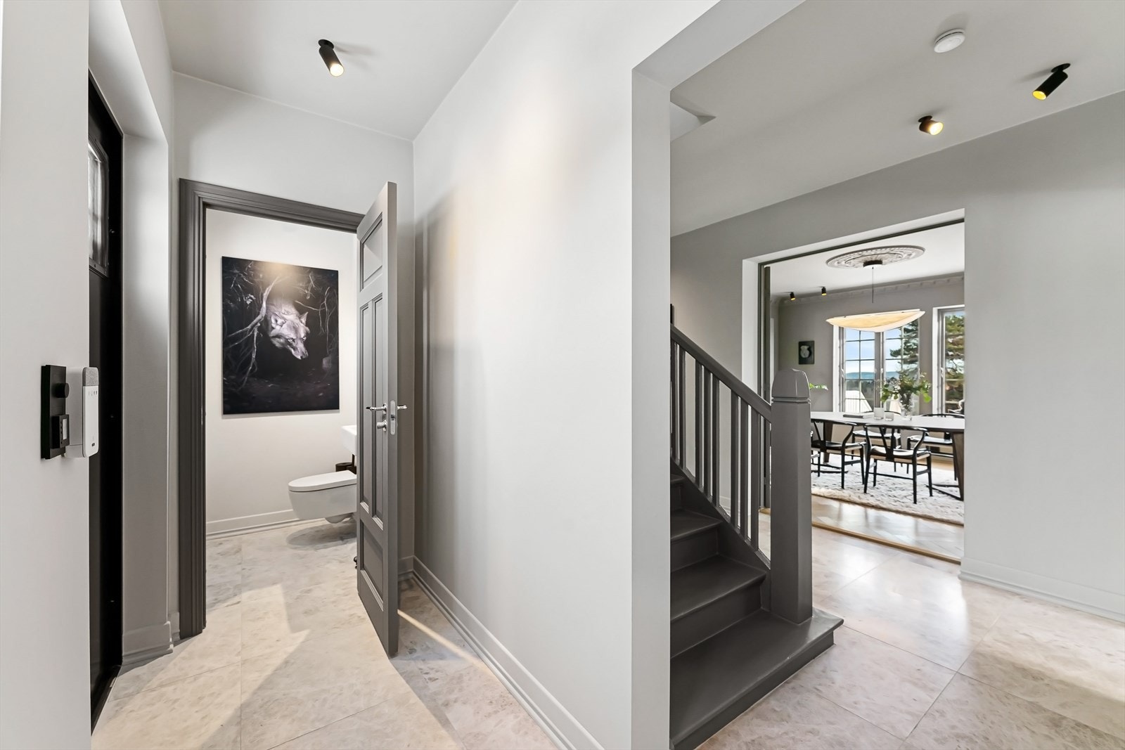 Trapperom/gang med inngang til separat wc. Galleribilde