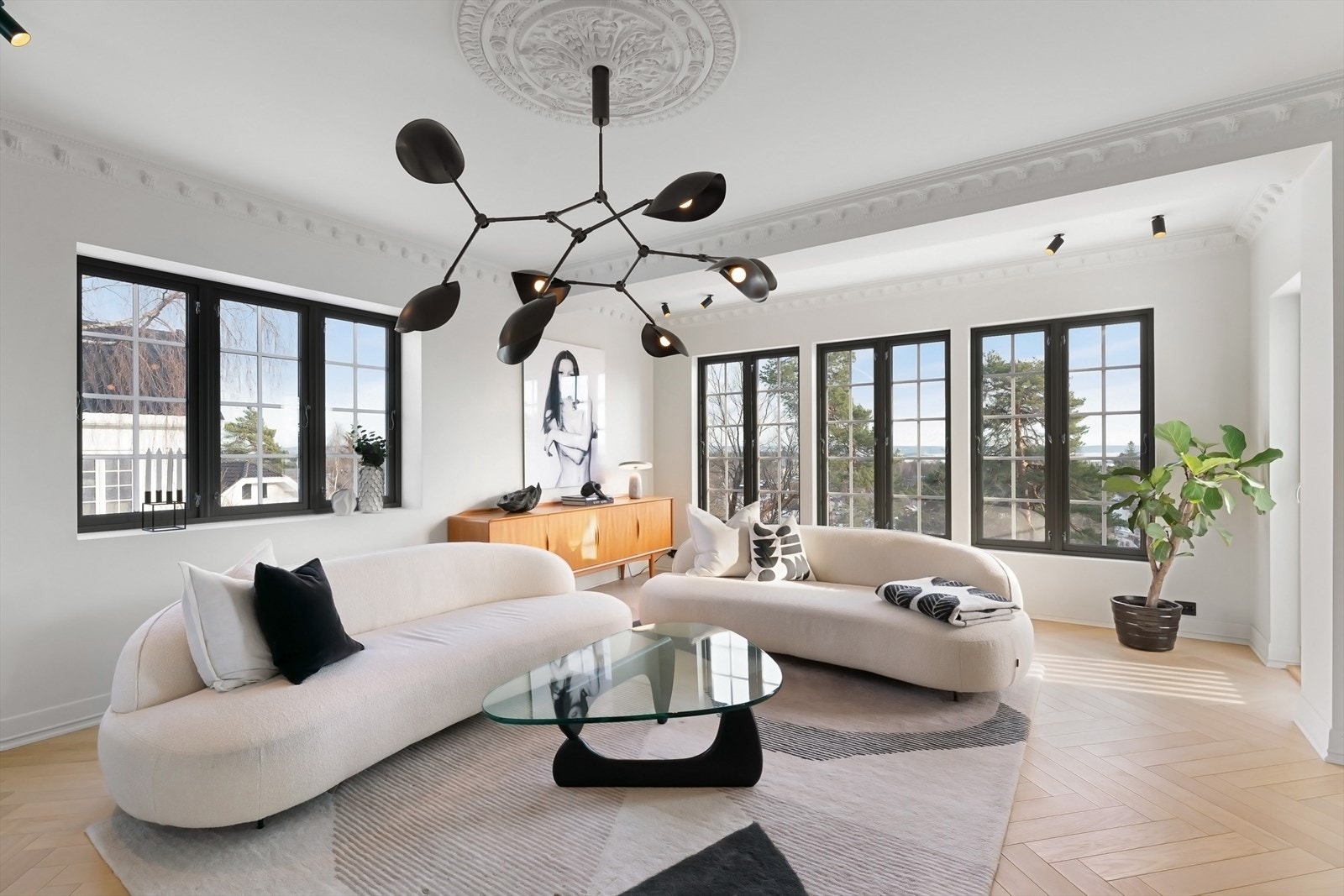 Gjennomgående høy standard med gjennomtenkte løsninger og flotte materialvalg. Galleribilde