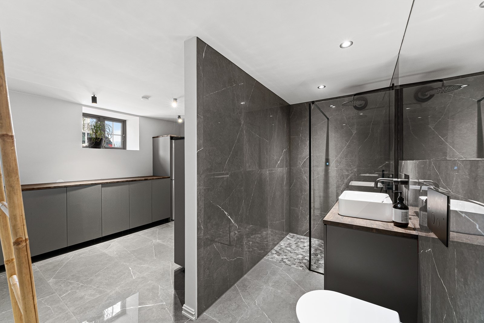 Praktisk skillevegg mellom vaskerom og bad. Galleribilde