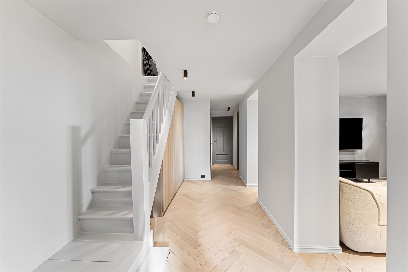 Trapperom/gang i kjeller. Galleribilde