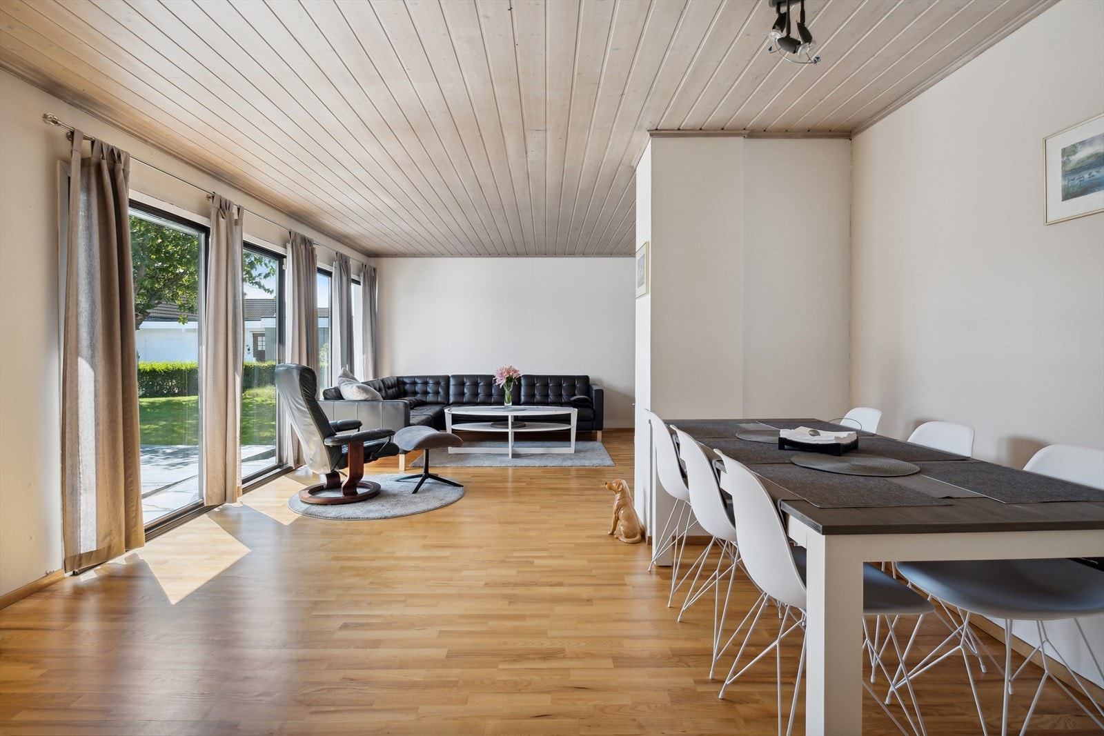 Stuen har en fin størrelse og er naturlig inndelt i spisestue og tv-stue Galleribilde