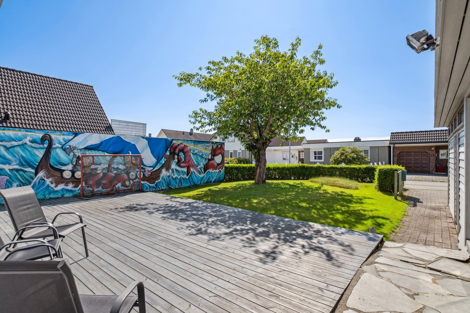 Solrik vestvendt platt hvor du i følge selger har solen fra morgen til sen ettermiddag Galleribilde