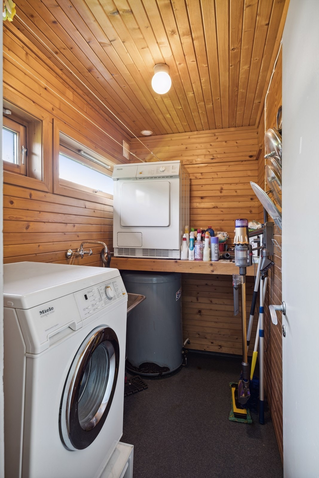 Separat vaskerom som ligger innenfor kjøkkenet Galleribilde