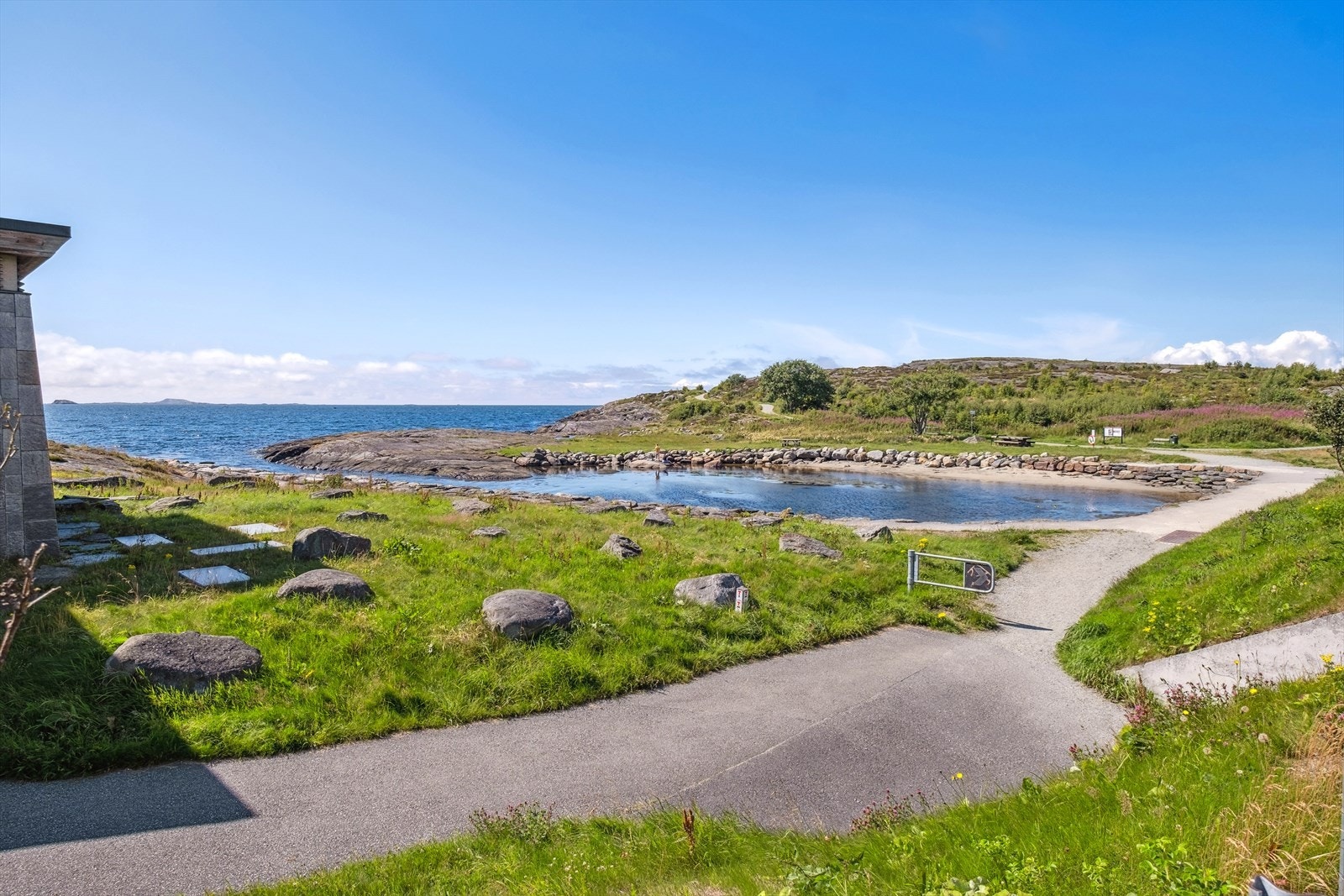 Nærhet til flotte grøntområder ved sjøen med tursti, badestrand, volleyballbane og park Galleribilde