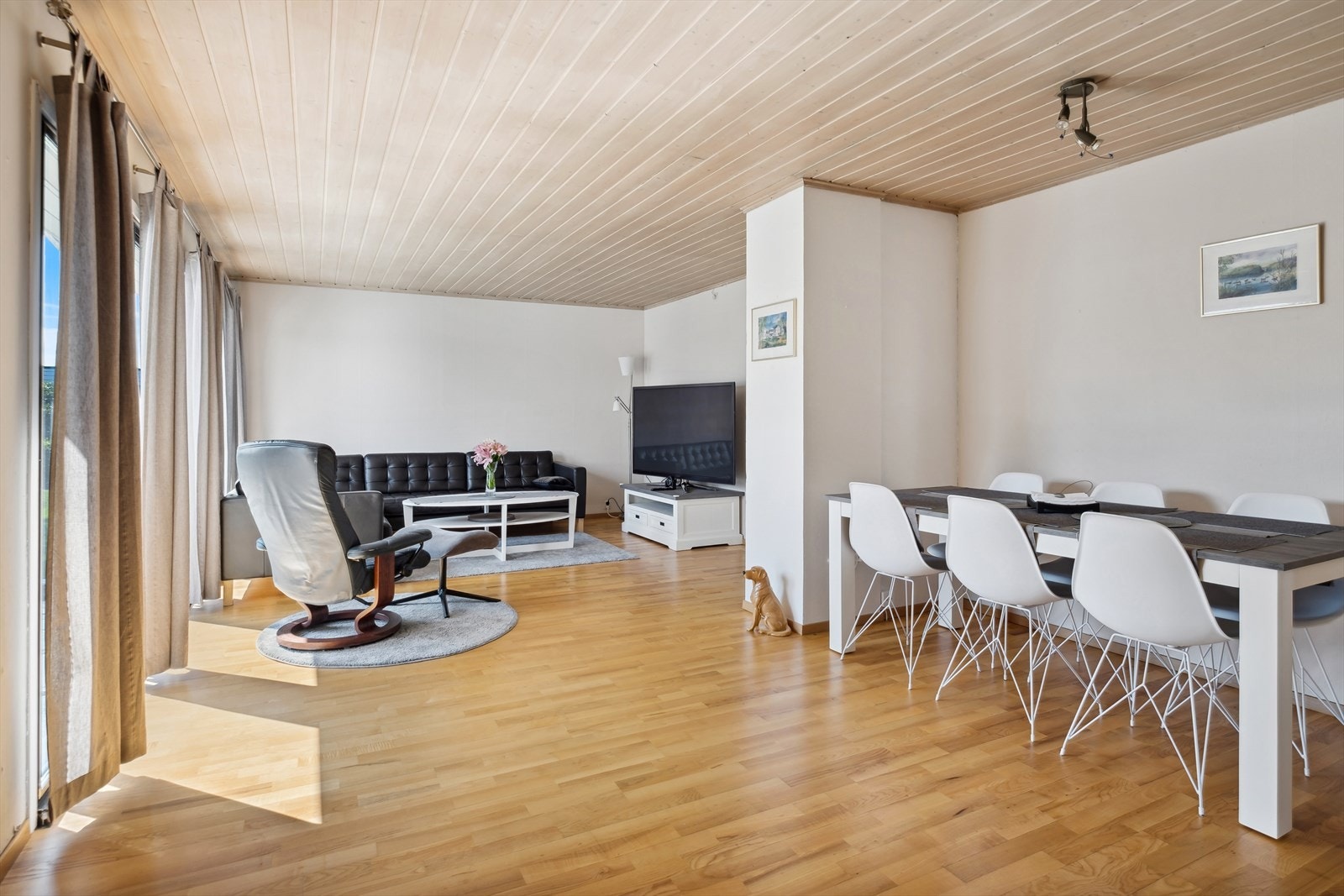 Spisestuen er praktisk plassert like utenfor kjøkkenet Galleribilde