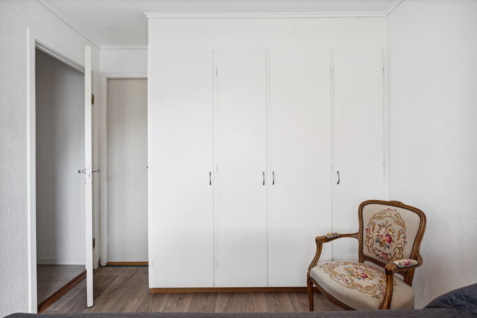 Hovedsoverom - Du finner praktiske plassbygde garderobeskap på alle soverommene Galleribilde