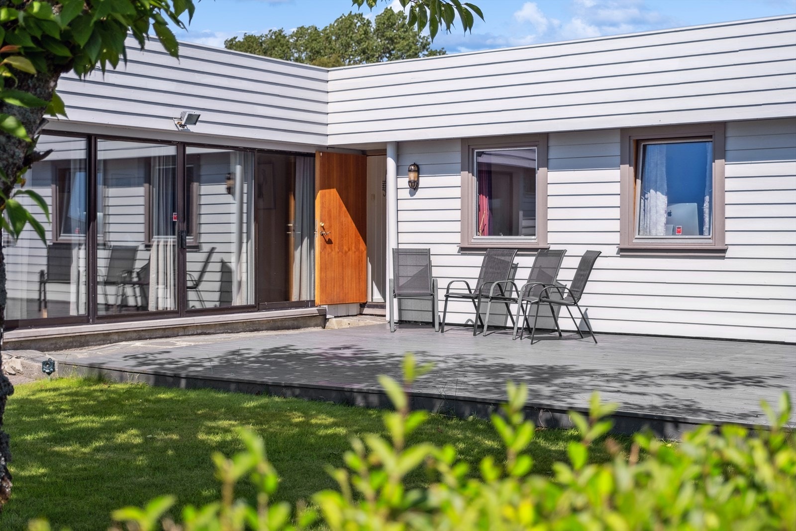 På forsiden av boligen har du hage, platt og inngangsparti Galleribilde