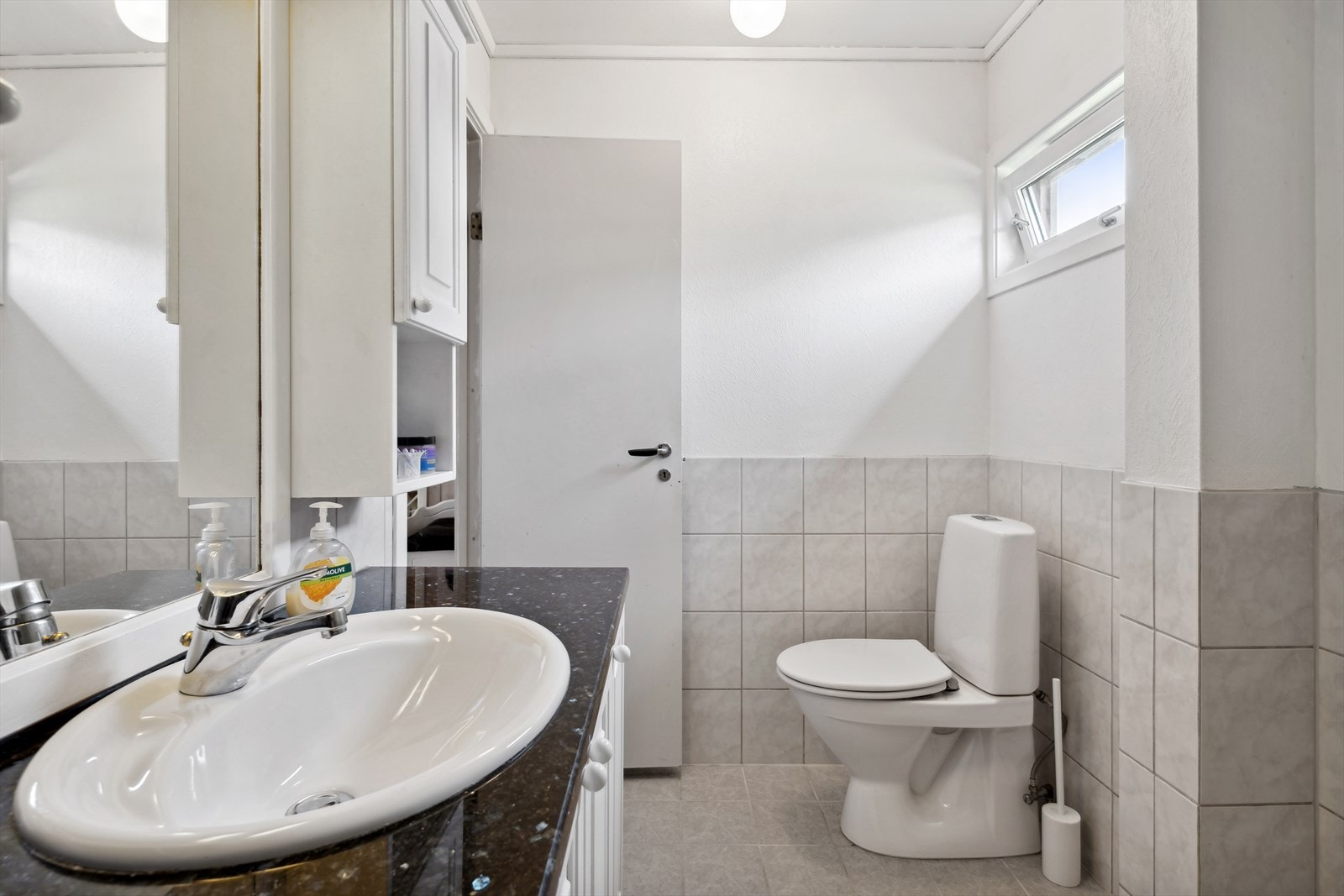 Badet ble oppgradert i ca. år 2000 og er utført med flislagt gulv m/varmekabler Galleribilde