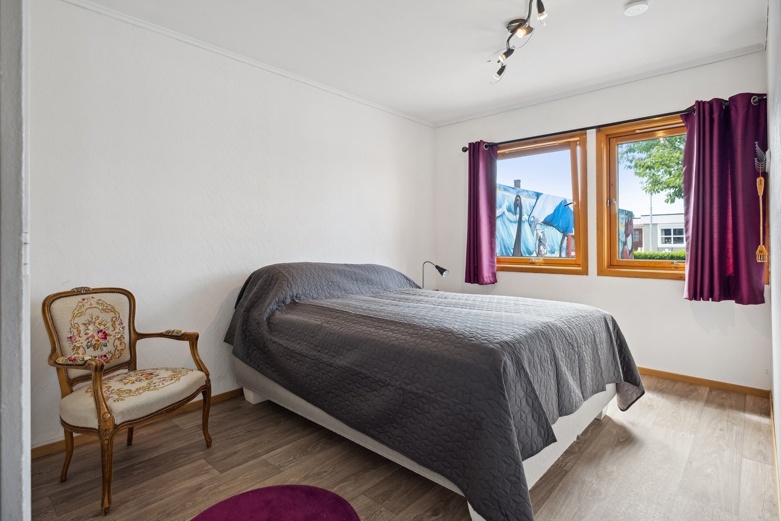 Boligen har totalt tre soverom - Hovedsoverommet er romslig med god plass til dobbeltseng og øvrig soveromsmøblement Galleribilde