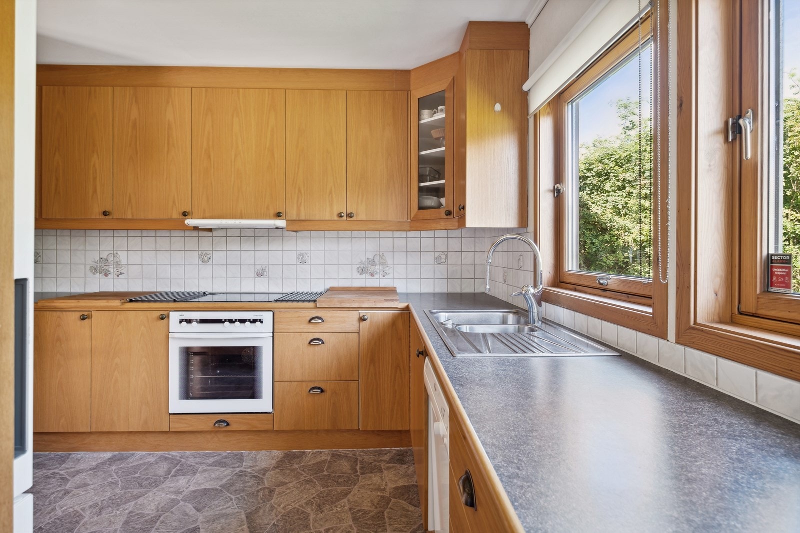 Svært godt utbygget med skap- og benkeplass Galleribilde