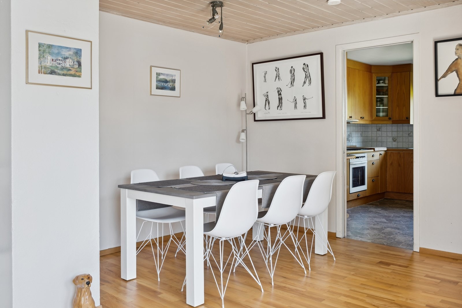 Kjøkkenet er separat og har adkomst fra stuen Galleribilde