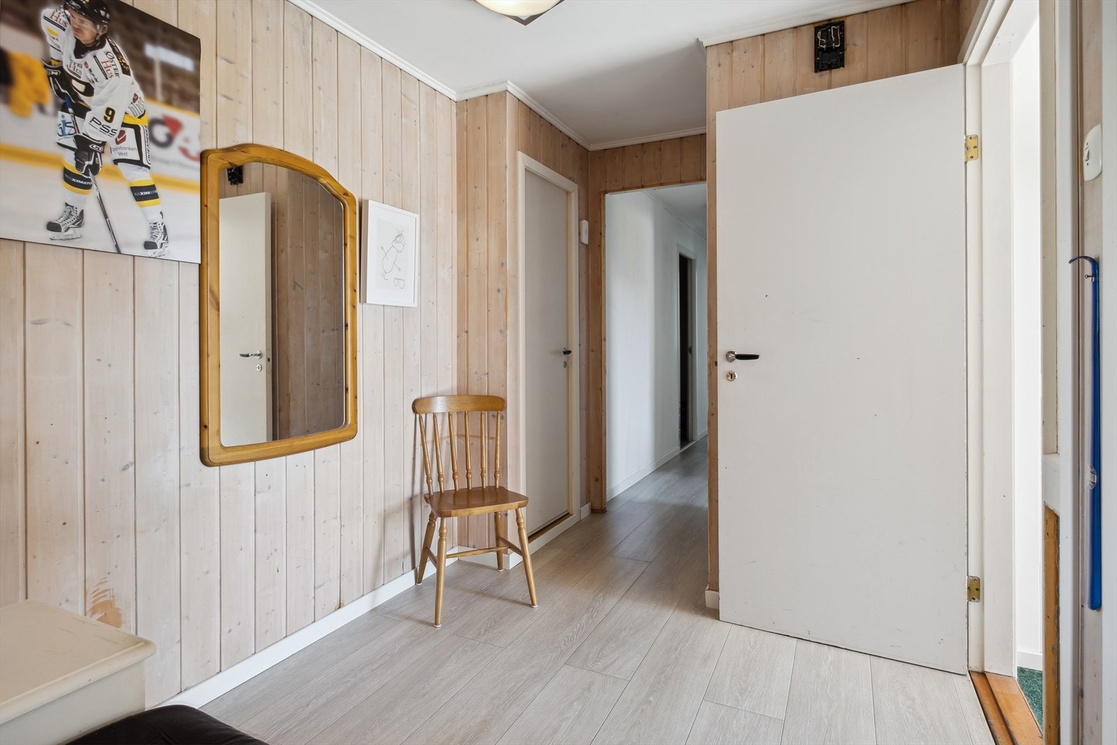 Innenfor entréen finner du en mellomgang med plass til å etablere garderobeskap eller lignende, etter behov Galleribilde