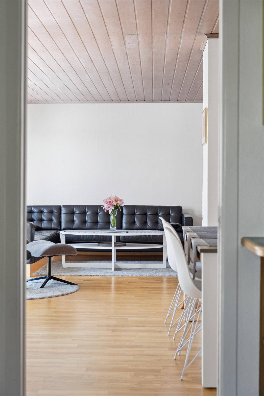 Fra mellomgangen har du videre tilgang til de fleste rommene i boligen Galleribilde