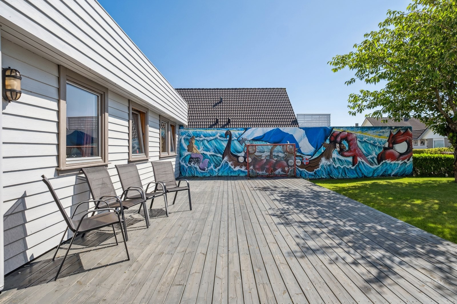 Hele murveggen er malt av streetartisen Lost Hills fra Liverpool i England Galleribilde