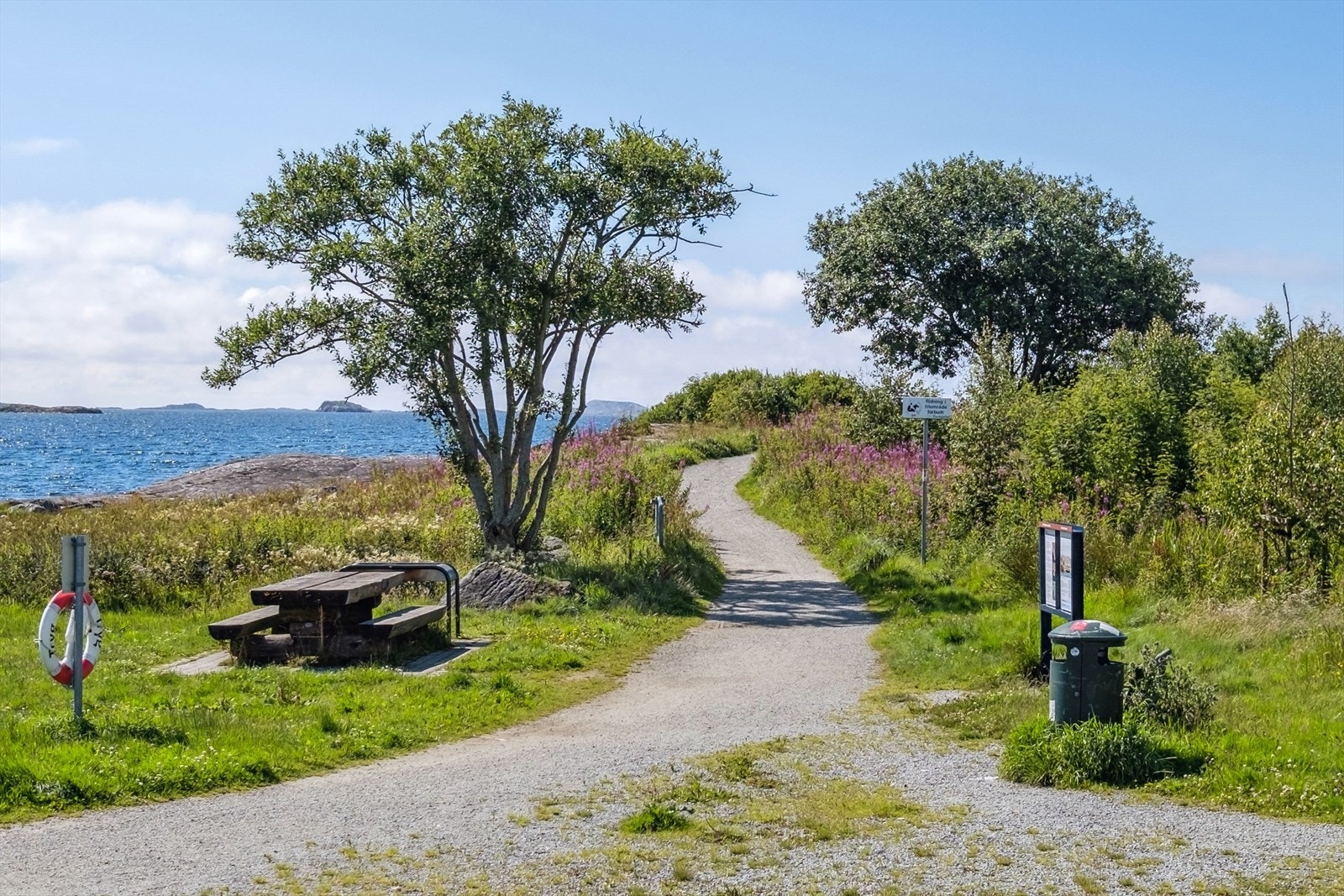 Langs Kvernevik tursti finnes gravrøys fra jernalderen, helleristninger og monumentet "Brutt lenke" Galleribilde