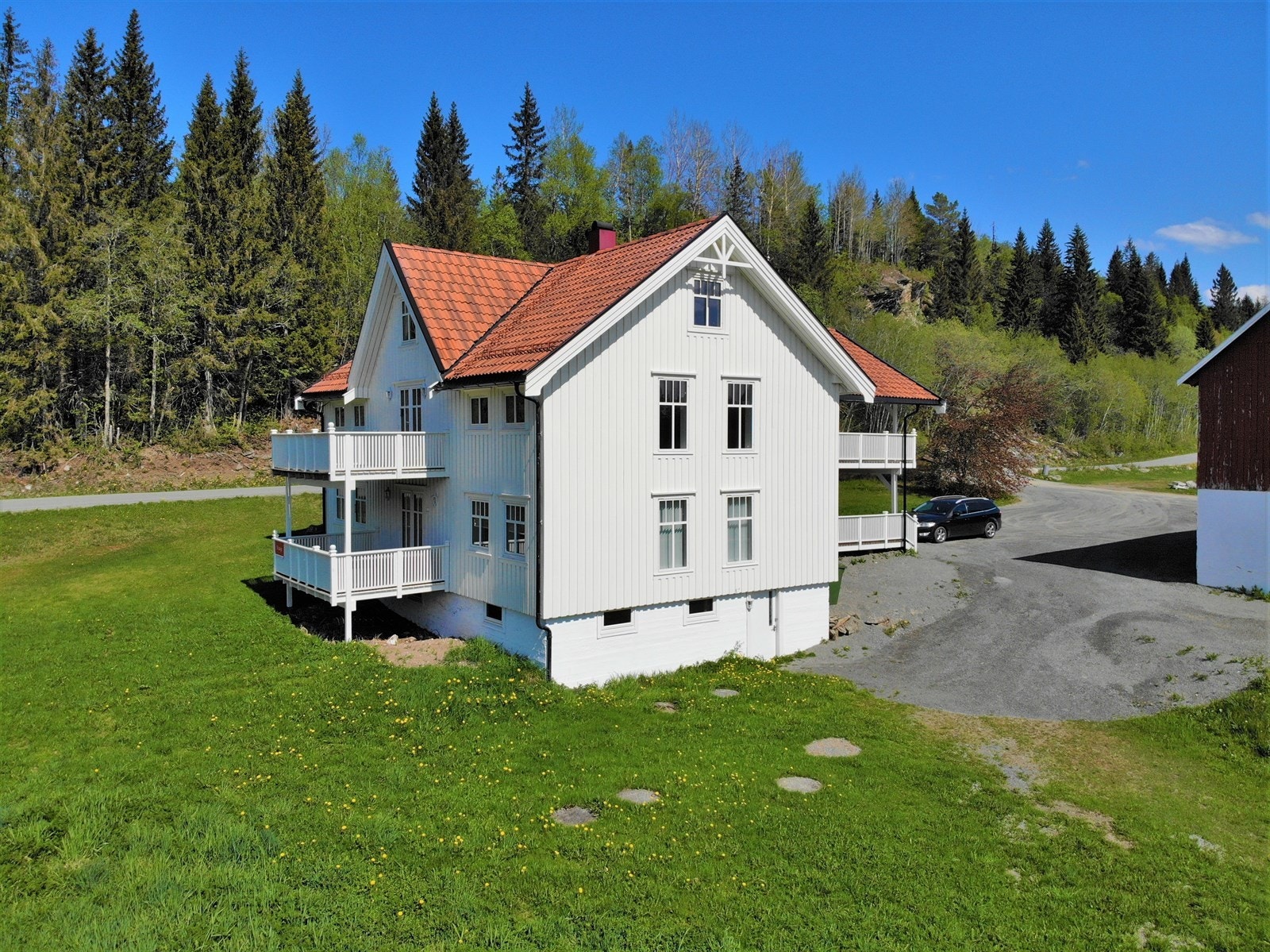 Boligen har veranda på begge sider for begge etasjer Galleribilde