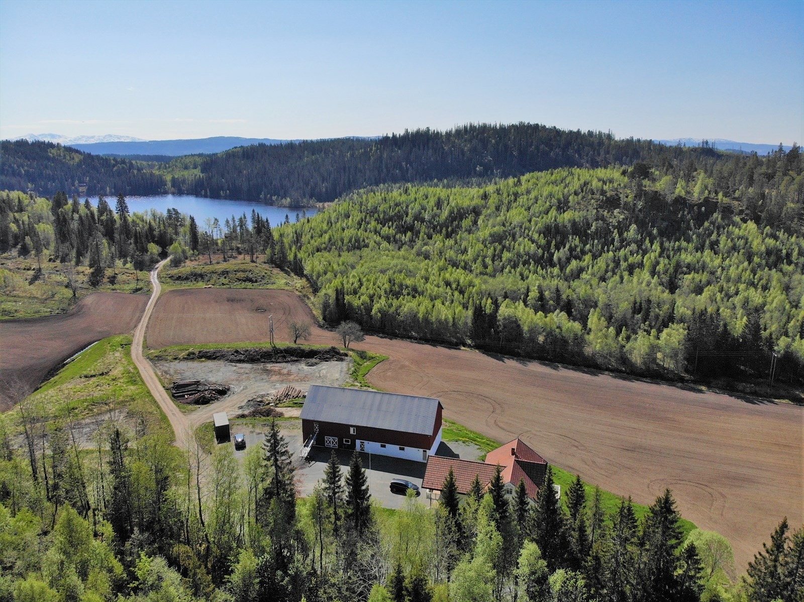 Dronefoto fra nordvest. Skarssjøen og skiløype traseer i bakgrunnen Galleribilde