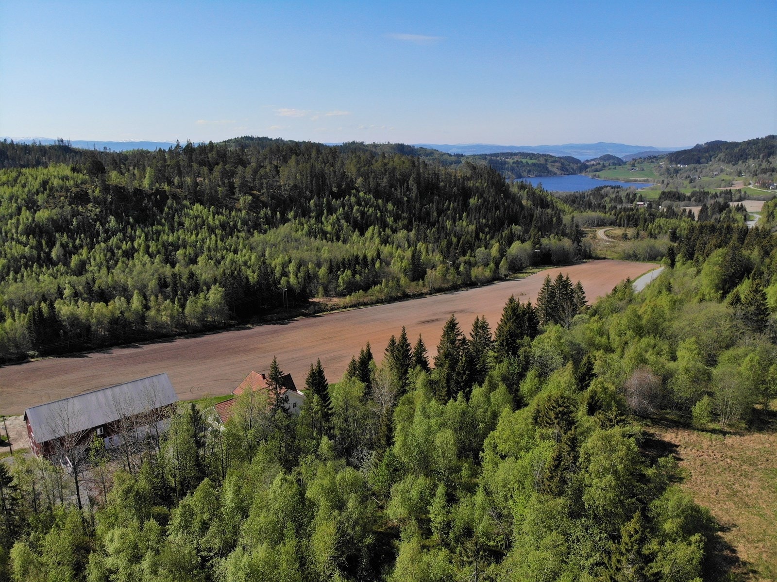 Fra eiendommen mot vest har du Liavatnet Galleribilde