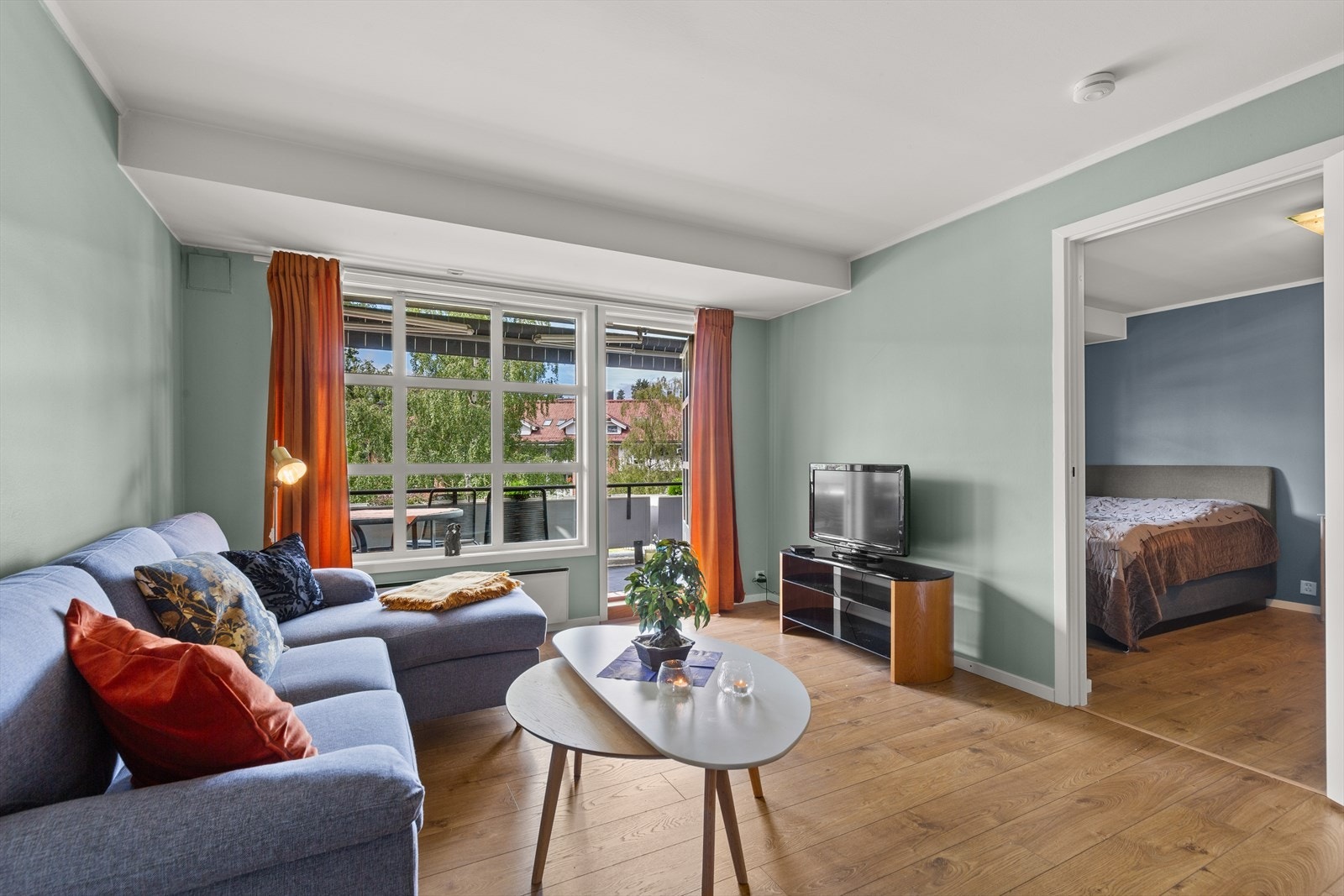 Fra stuen har du tilkomst til leilighetens soverom. Galleribilde