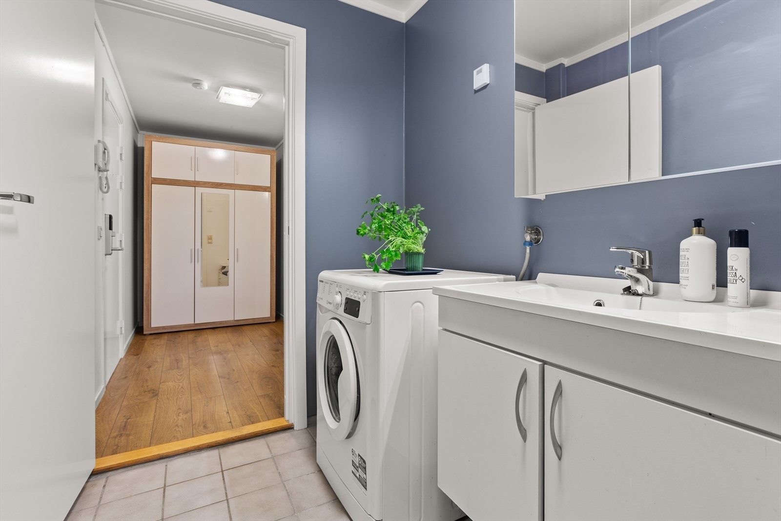 Badet er innredet med servant på underskap, badekar og gulvmontert toalett. Opplegg for vaskemaskin. Galleribilde