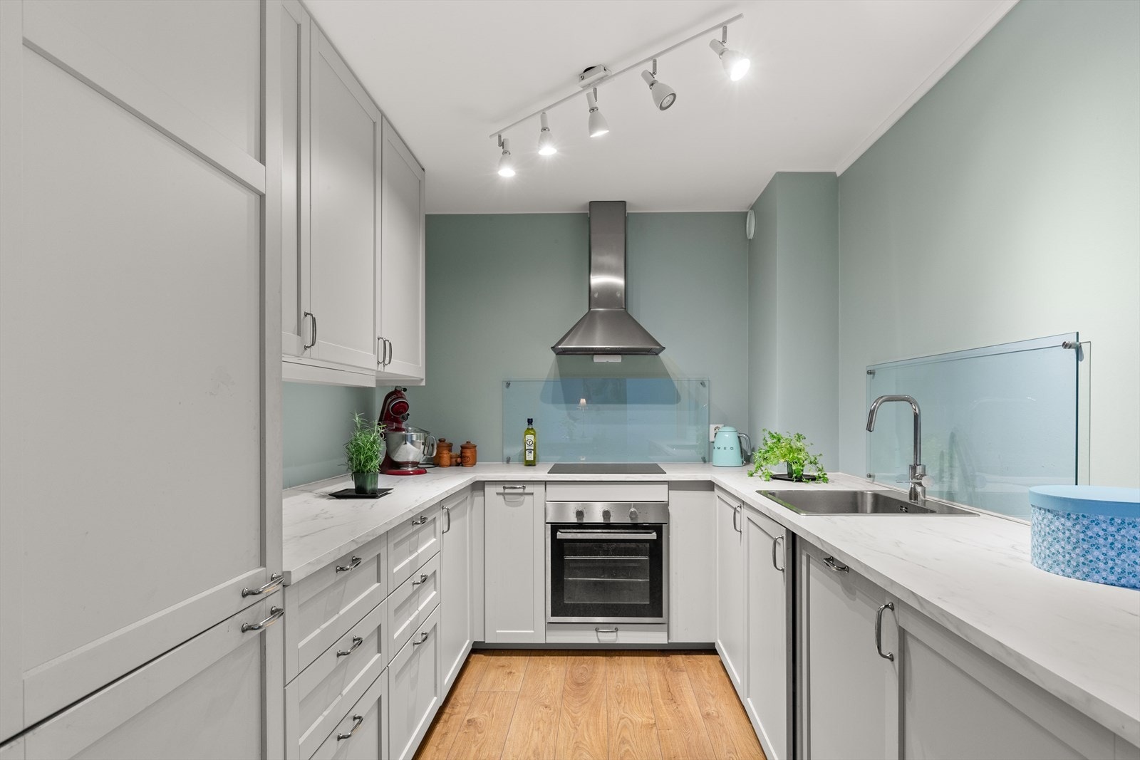 Kjøkkenet har innredning med profilerte fronter, laminat benkeplate og integrerte hvitevarer. Galleribilde