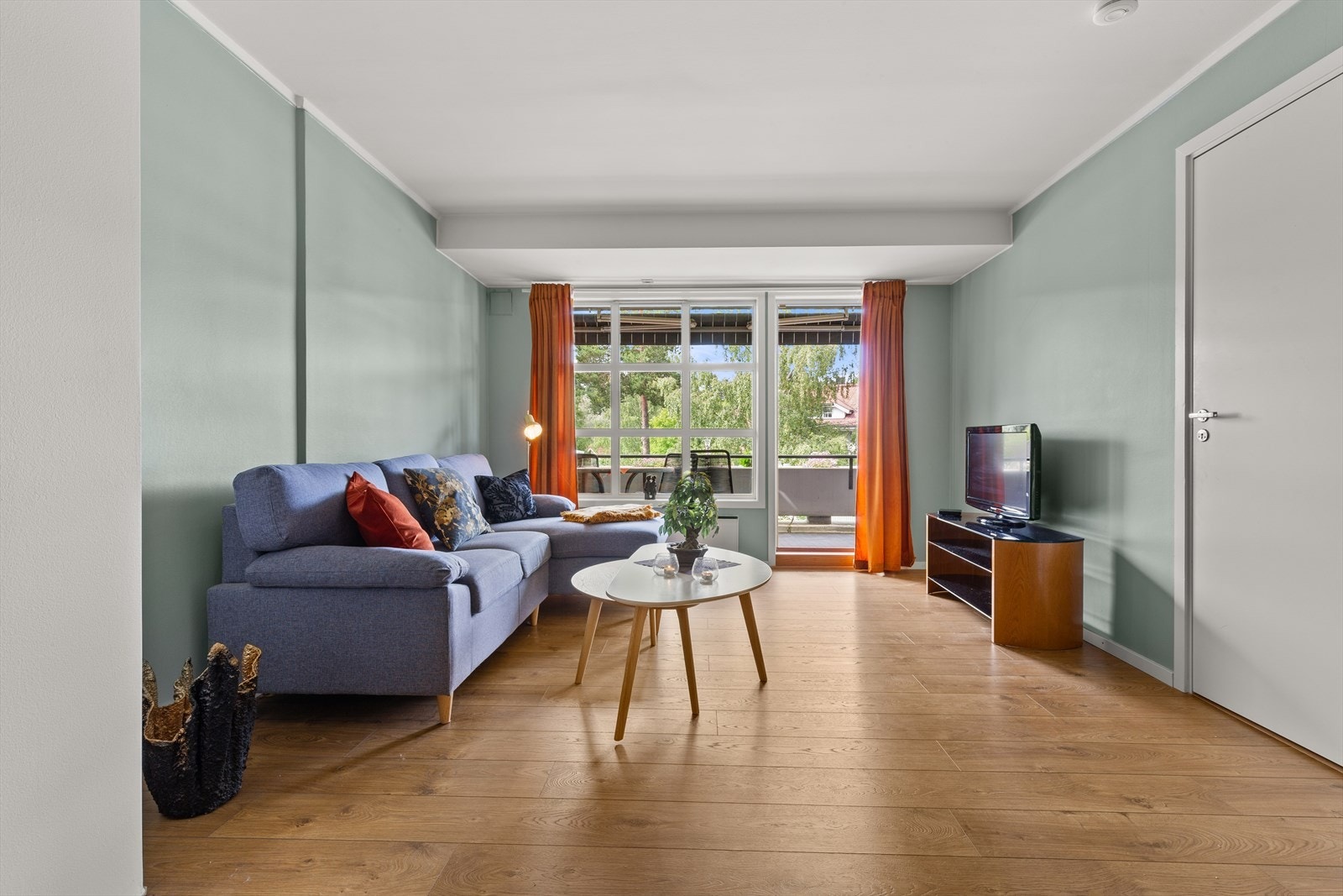 Det er lagt laminat på gulvet. Galleribilde