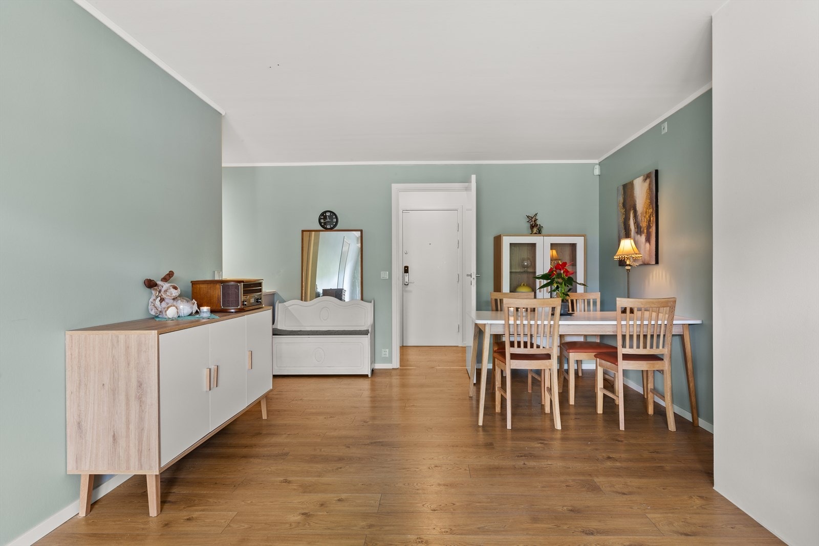 Stuen er av god størrelse og er malt i tidsriktig farge. Galleribilde