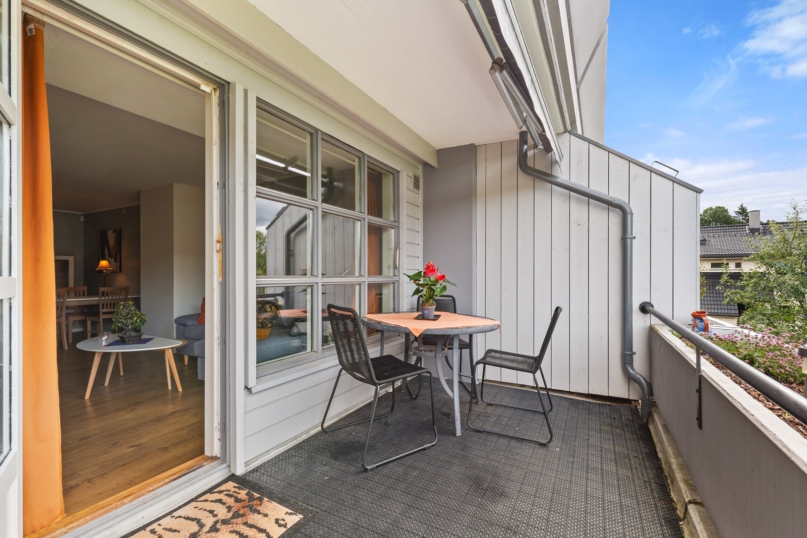 Leiligheten har en trivelig balkong med markise. Galleribilde