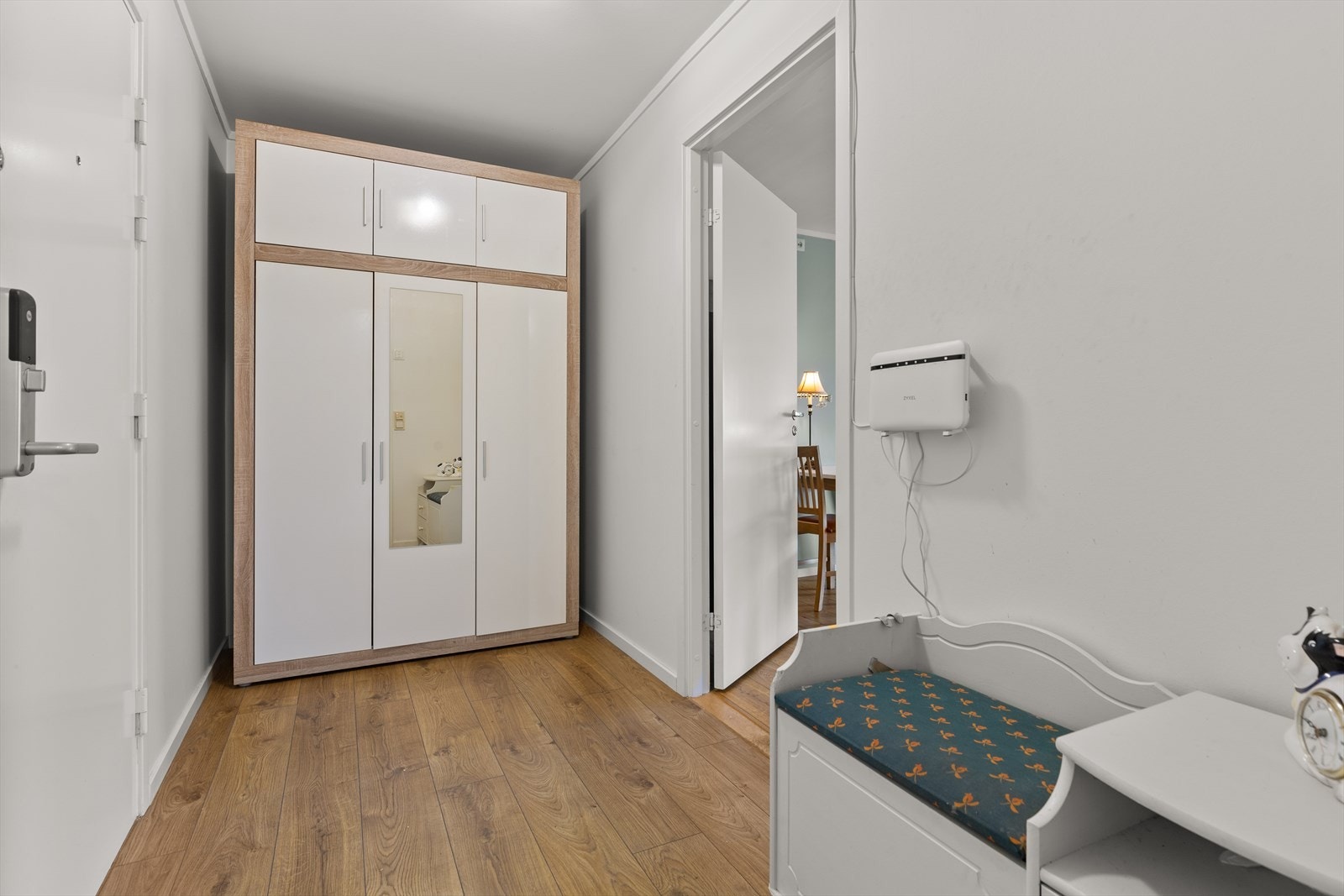 Lysmalt entré med plass til garderobeløsning. Galleribilde