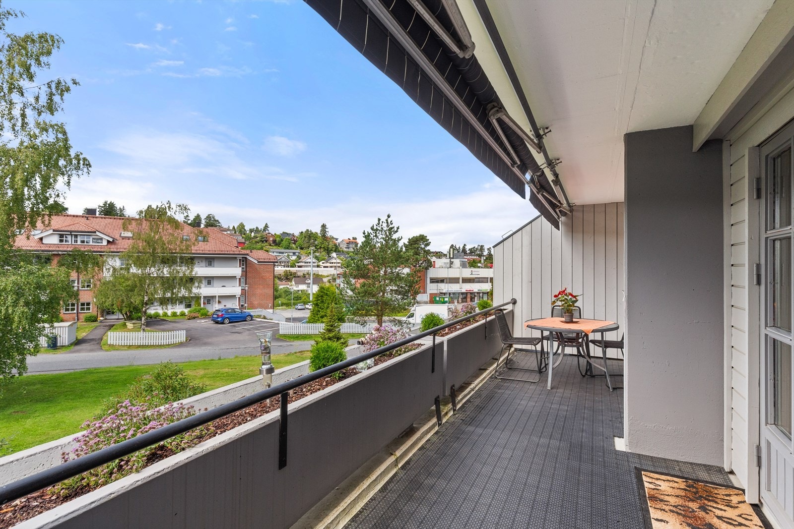 Fra balkongen har man utsyn til nabolaget. Galleribilde