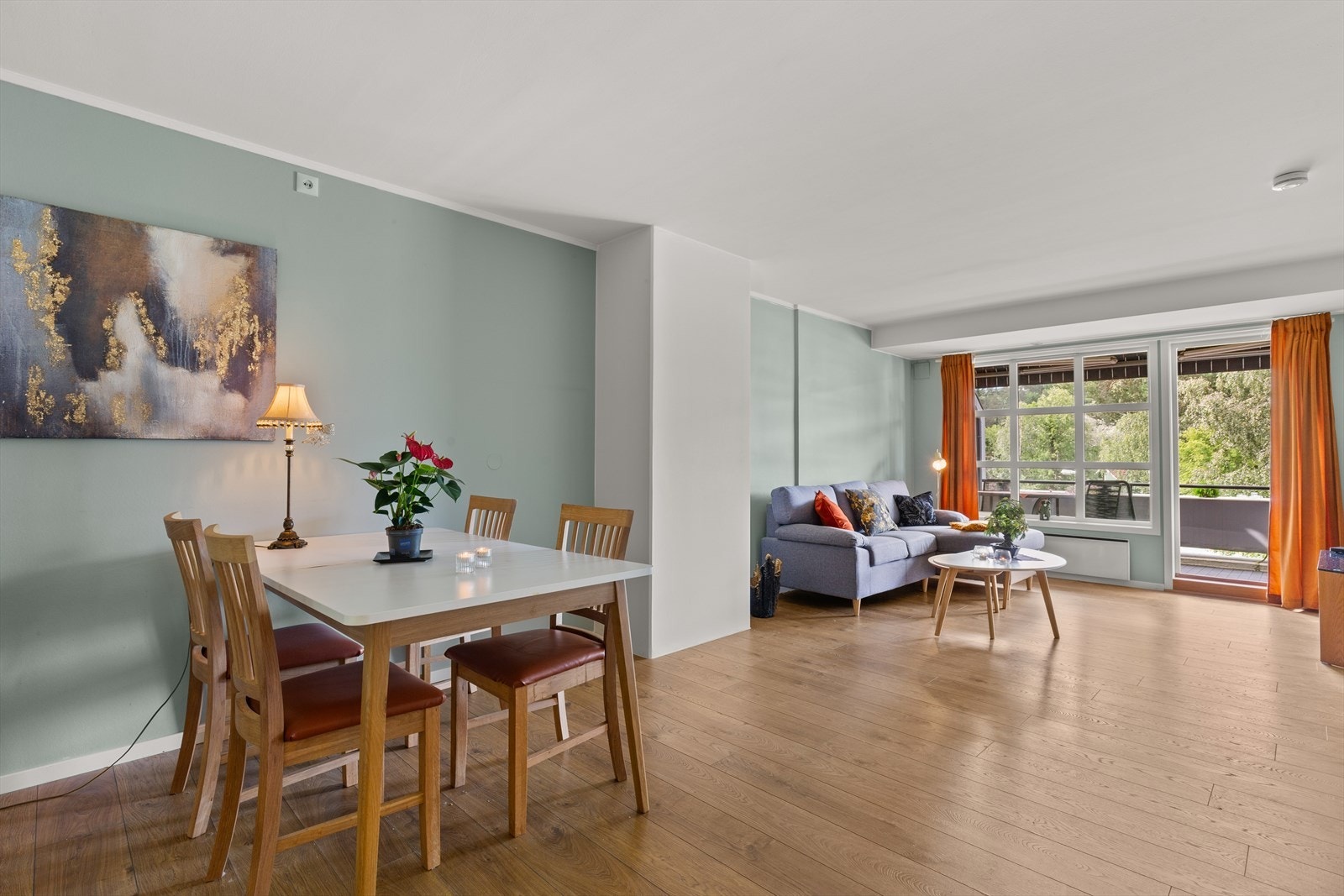 Stuen har store vindusflater og utgang til balkong. Galleribilde