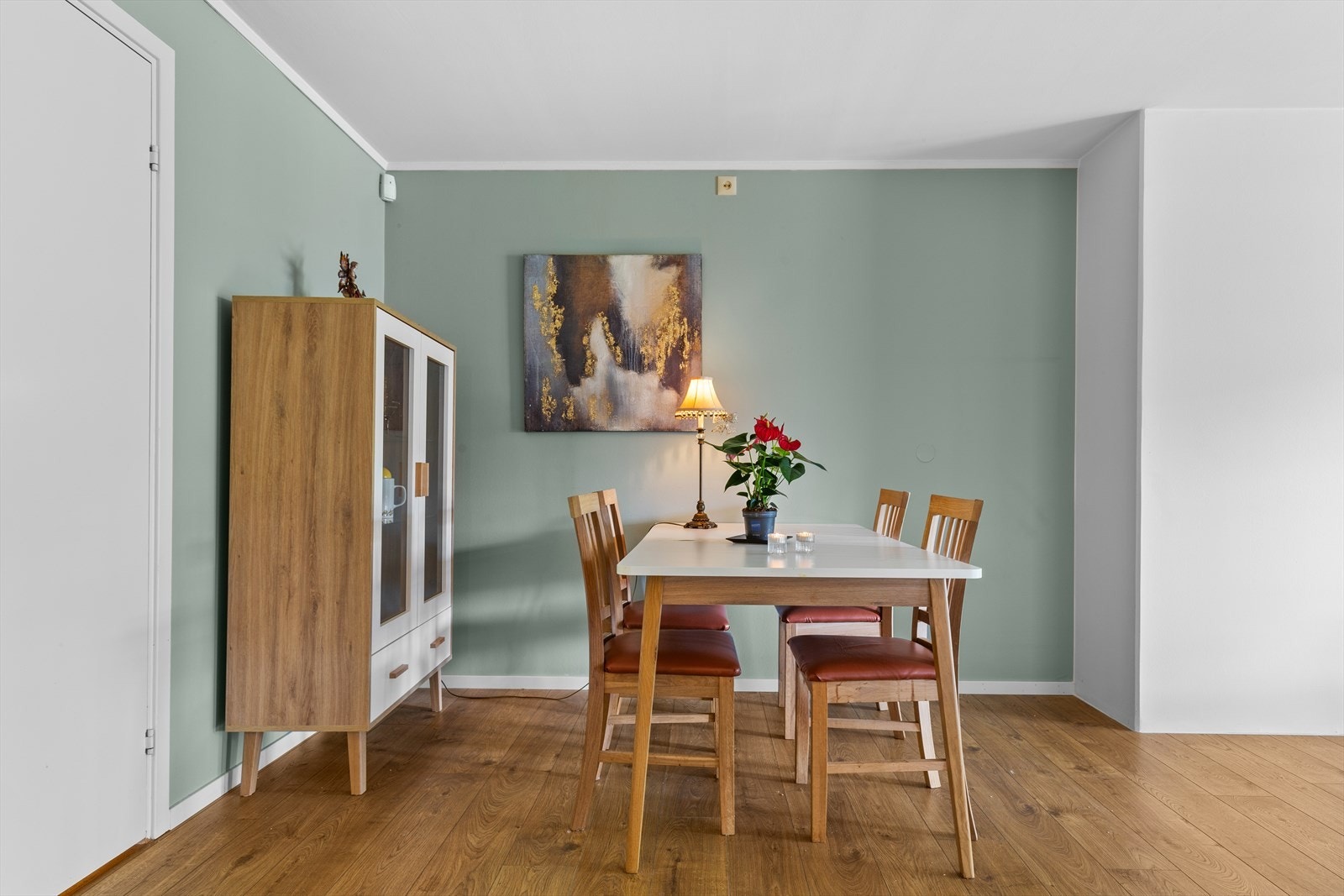 Det er flere møbleringsmuligheter i stue. Galleribilde