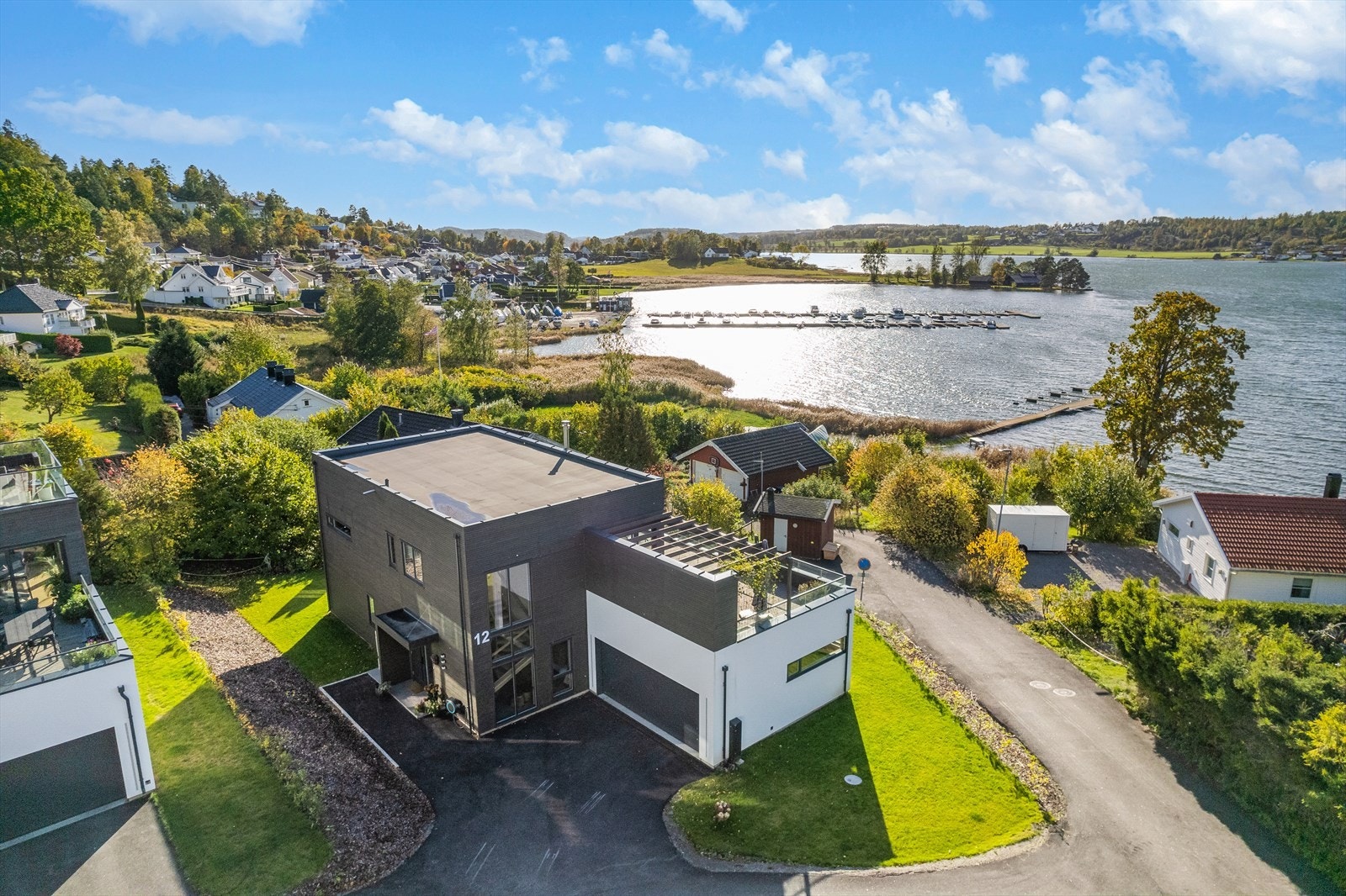 Velkommen til Strandheimveien 12 en fantastisk beliggende eiendom ca. 2,1 km sydvest for Tønsberg brygge i gangavstand. Galleribilde