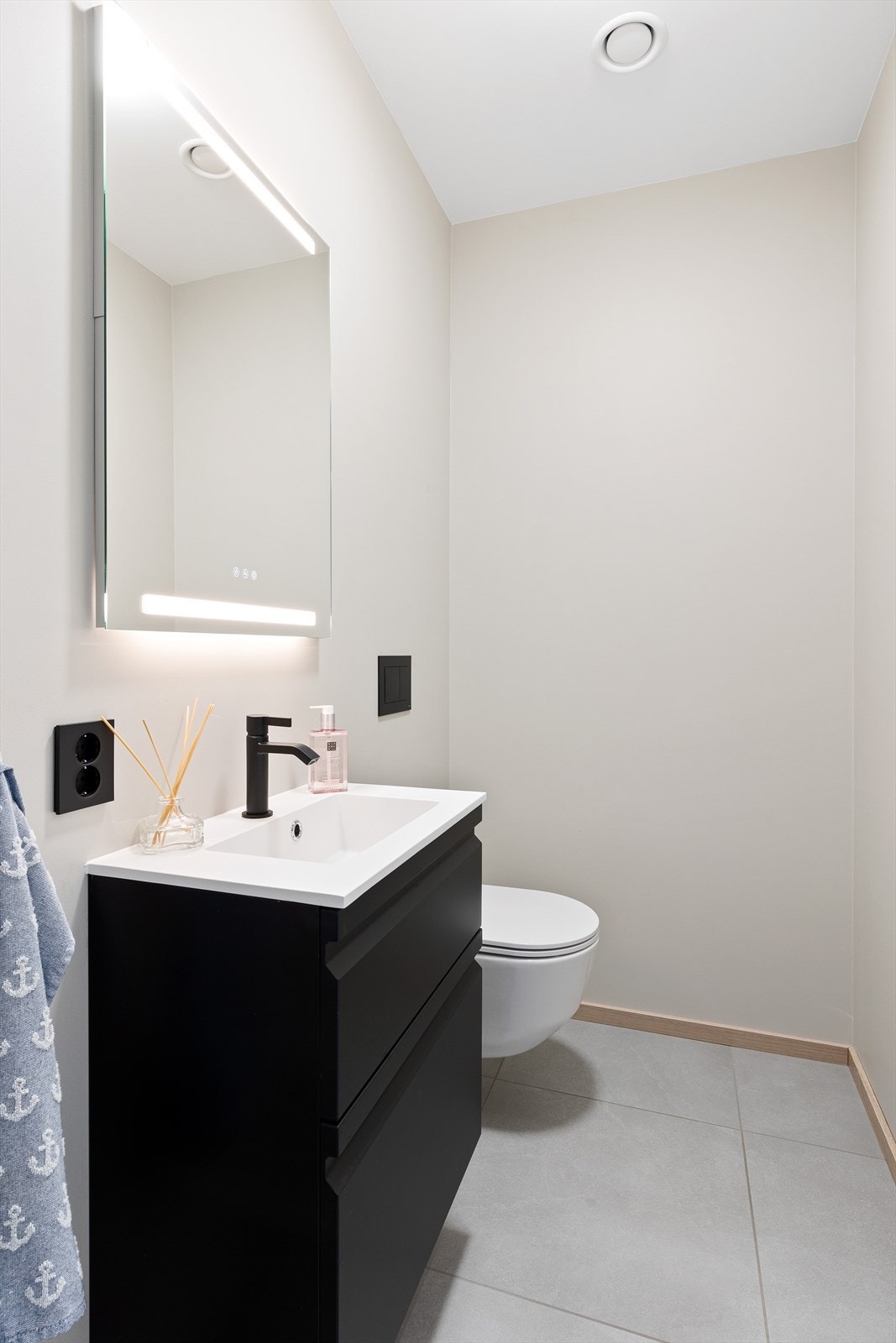 En suite-badet har eget wc-rom vegg-i-vegg. Galleribilde
