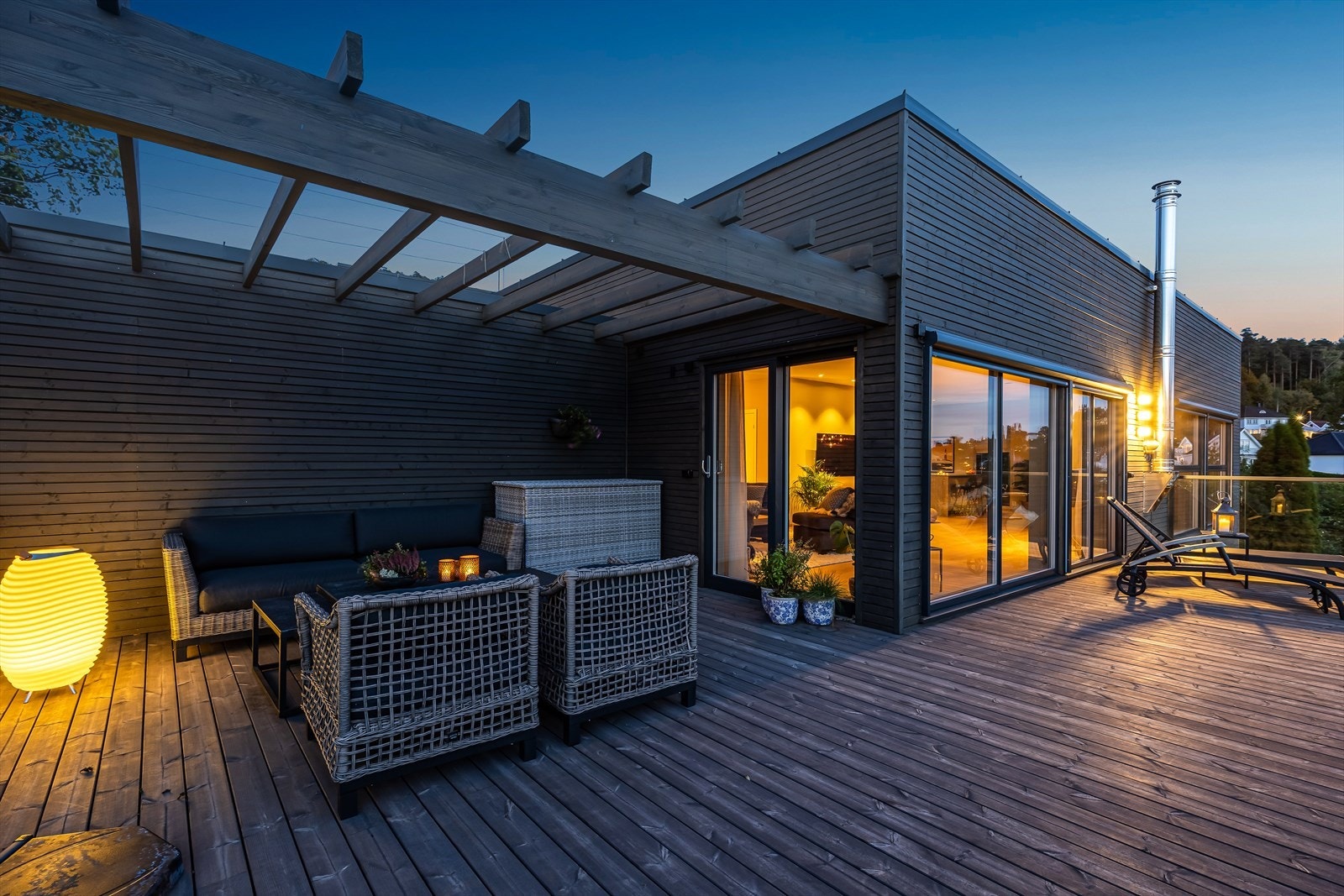 På verandaen er det god plass til grill og det man måtte ønske av utemøblement. Galleribilde