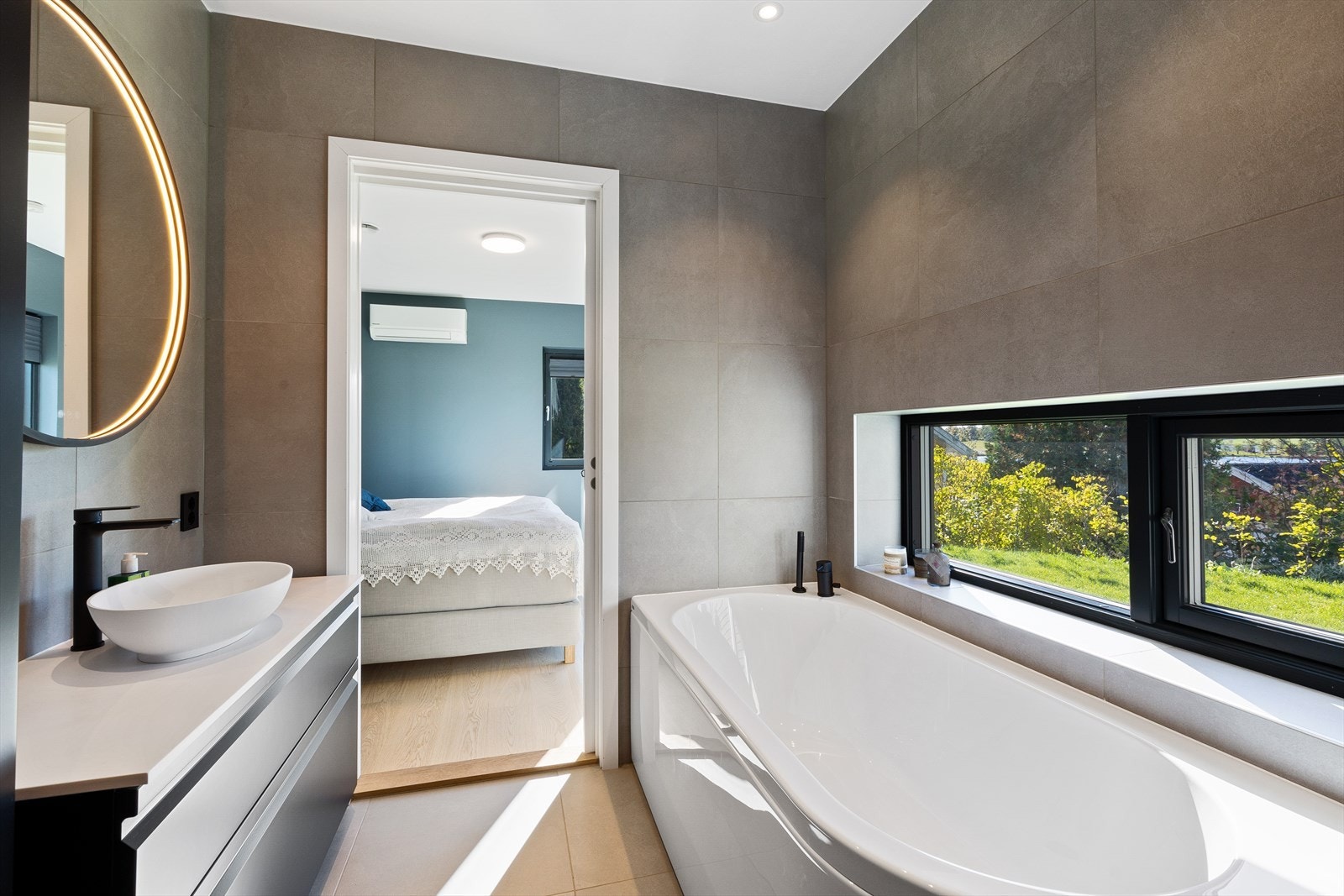 På badet ved hovedsoverommet er det både badekar og dusjnisje med regfallsdusj. Galleribilde