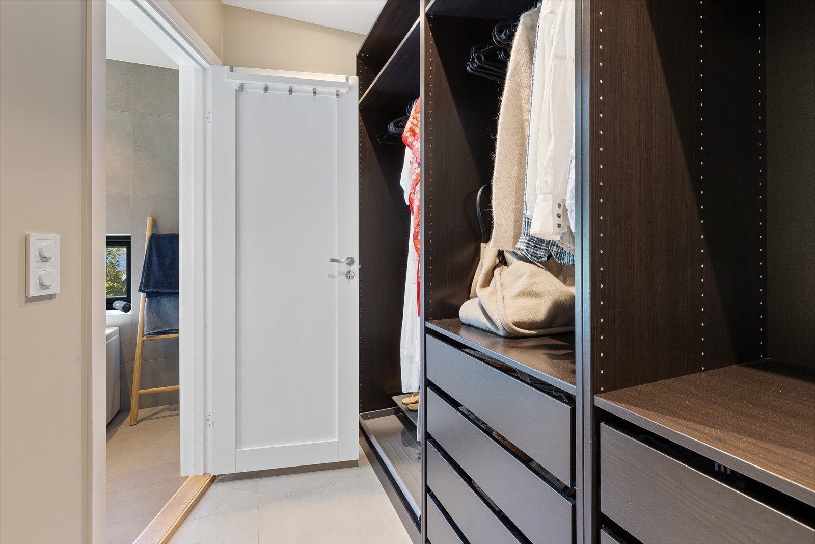 Hovedsoverommet har adkomst via et walk-in closet og eget bad. Galleribilde