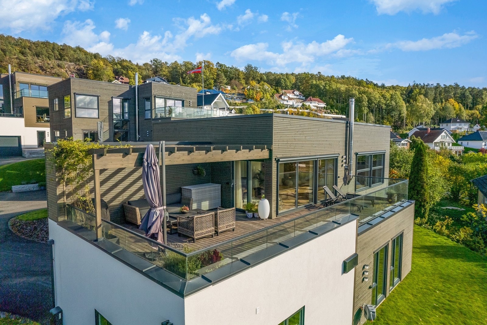 Fra stuen er det utgang til en stor, vestvendt veranda med upåklagelige solforhold. Galleribilde