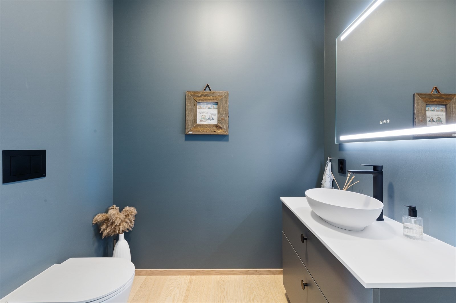 Ved allrommet i 2. etasje er det et pent, separat wc-rom. Galleribilde