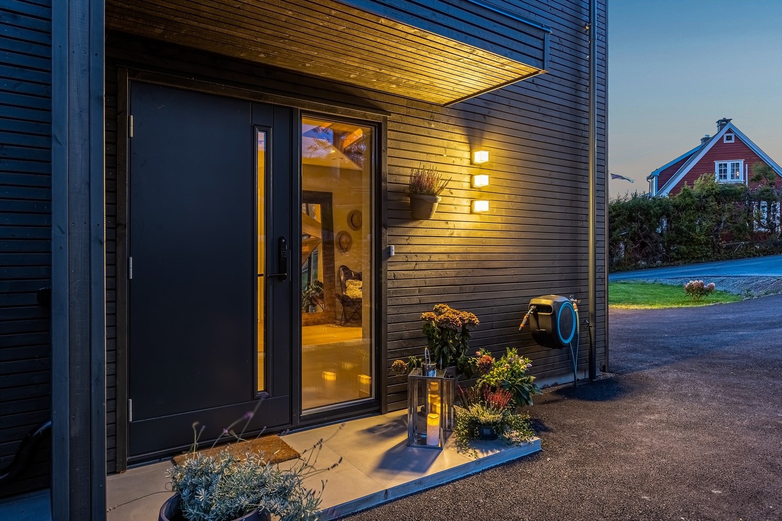 Inngangspartiet har stemningsfull og moderne utebelysning. Galleribilde