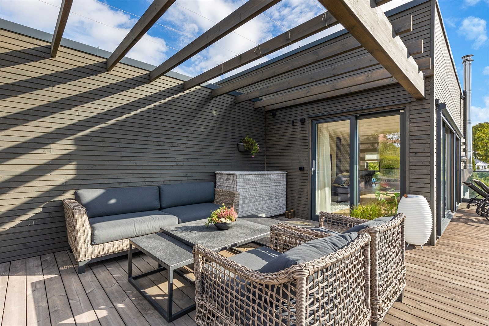 Over en lun, inntrukket del av verandaen er det etablert en flott pergola. Galleribilde