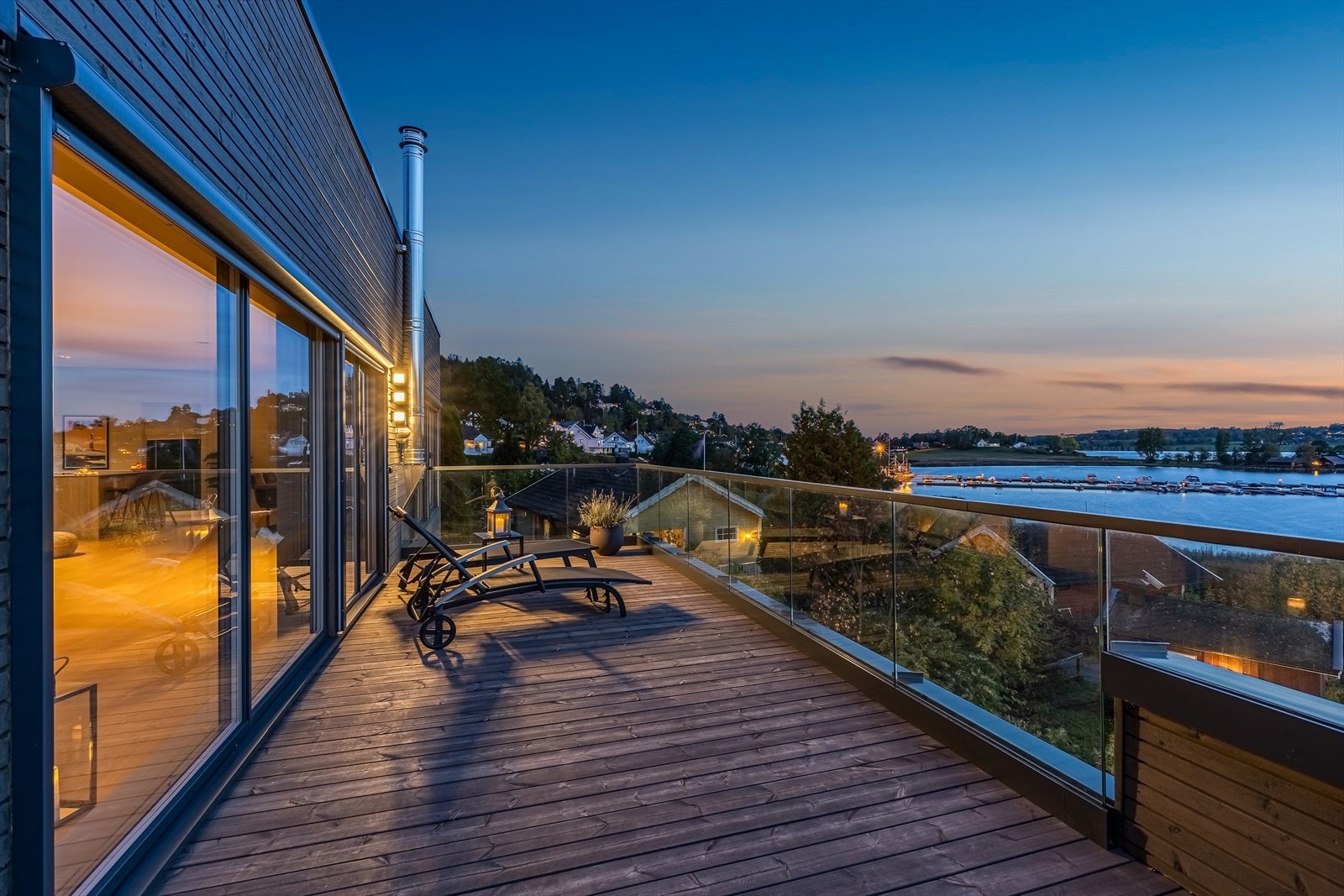 Verandaen er rammet inn med rekkverk i glass som ivaretar utsikten på beste måte. Galleribilde