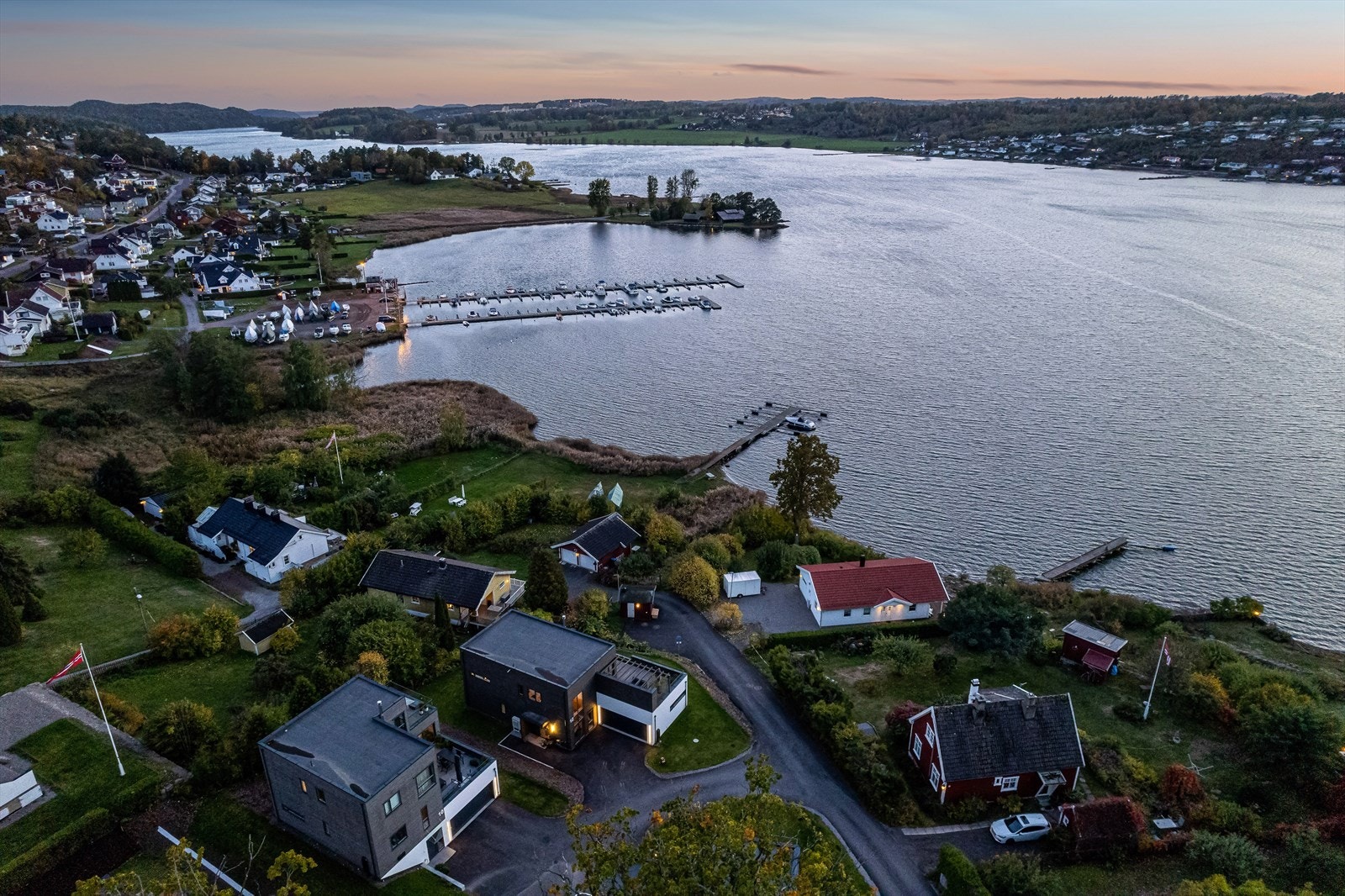 Eiendommen ligger i et idyllisk og meget barnevennlig boligområde på Munkerekka, ca. 4 km sydvest for Tønsberg. Galleribilde