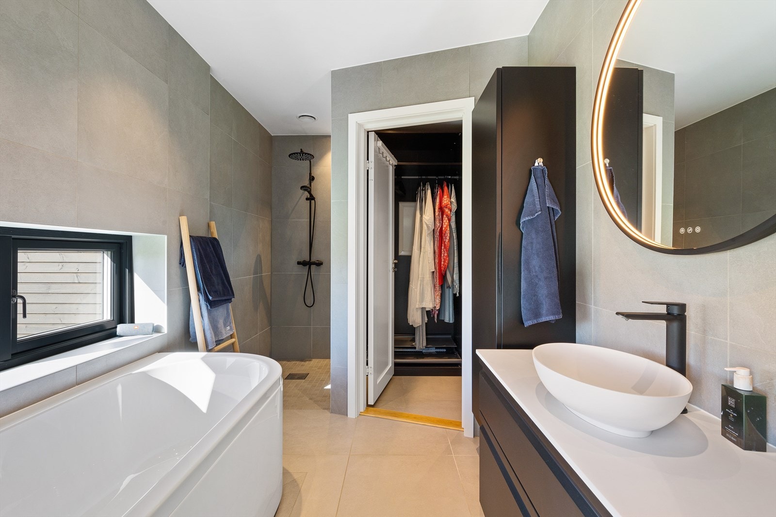 Badet ved hovedsoverommet er helfliset og lekkert, og det er elektrisk varme i gulvet. Galleribilde