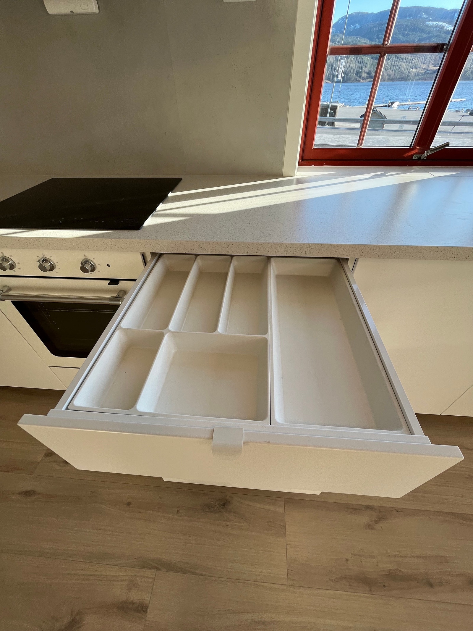 Skuff med innmat til kjøkkenutstyr Galleribilde