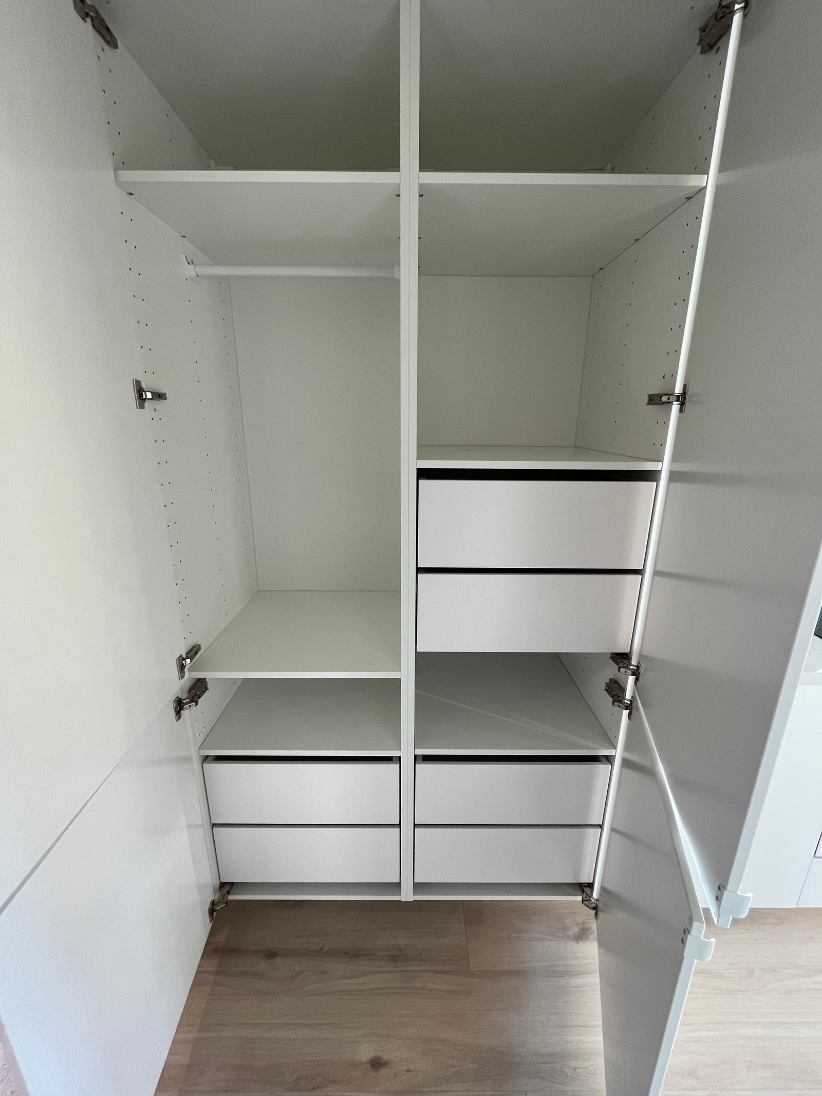 Garderobe med romslig og praktisk løsning. Galleribilde