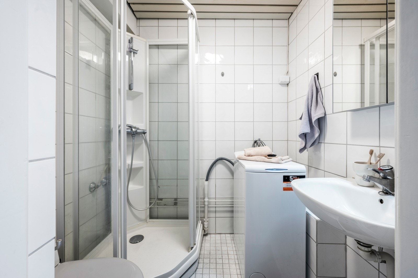 Baderom med vaskemaskin Galleribilde