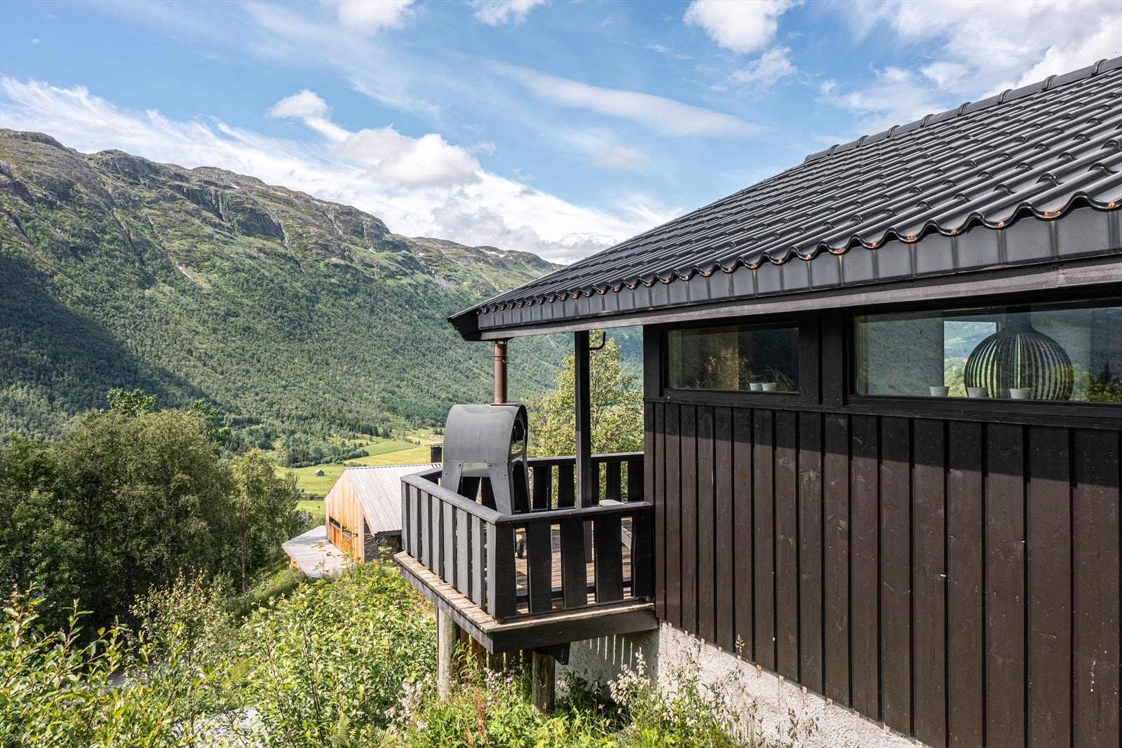 Fra terrassen kan du nyte den fantastiske fjellutsikten sommer som vinter! Galleribilde